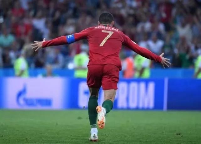  都灵前锋帽子戏法，独进三球助球队登顶  